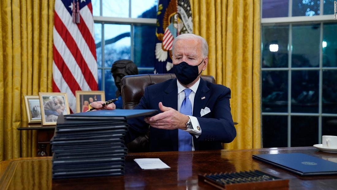 Aquí están las 30 órdenes ejecutivas y acciones que Biden firmará en sus primeros tres días