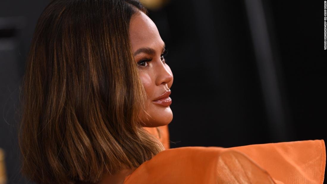 Chrissy Teigen les dice a los fans que está 'cuatro semanas sobria'