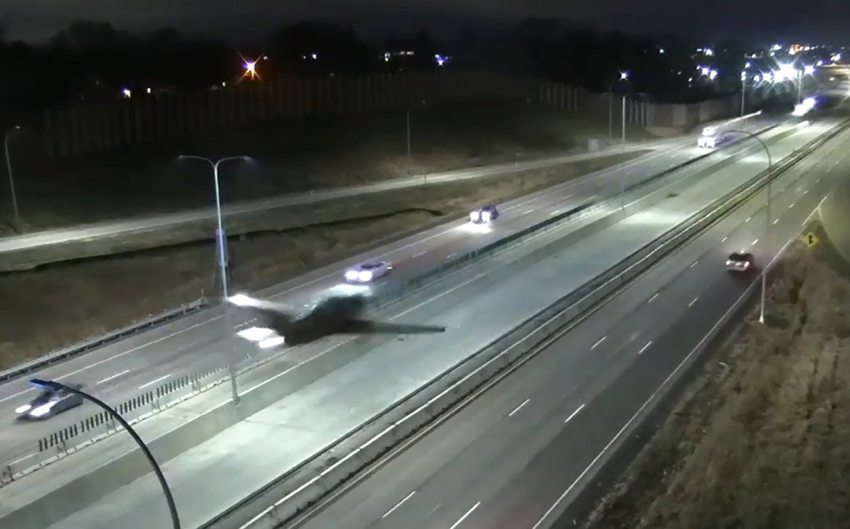 Avión aterriza de emergencia en una carretera de Minnesota