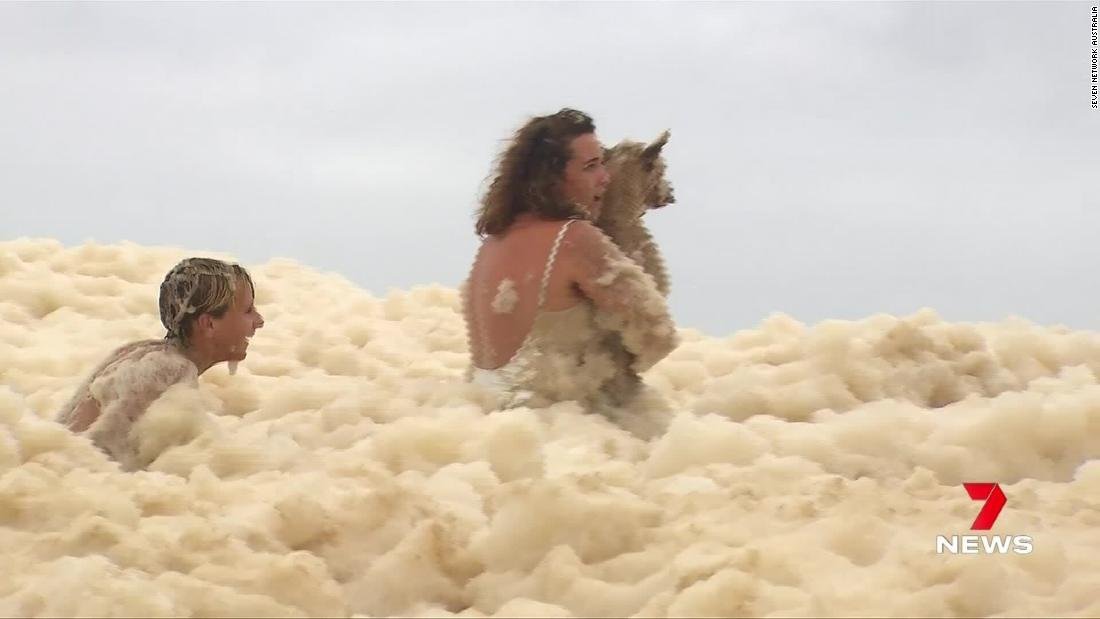 Mujer pierde a su perro bajo enormes cantidades de espuma de mar