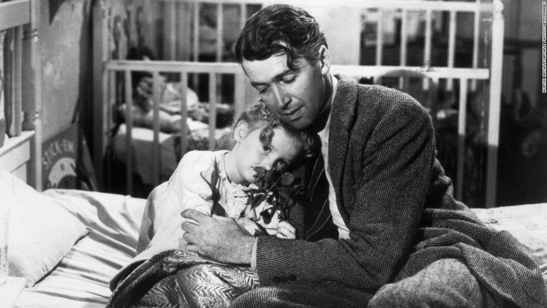 Cómo la Segunda Guerra Mundial dio forma a la icónica película navideña 'It's a Wonderful Life'