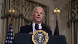 Biden establece un cronograma audaz para volver a la vida normal