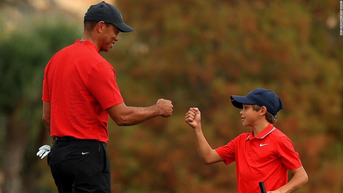 Tiger Woods y su hijo Charlie capturan corazones y mentes durante el Campeonato de la PNC