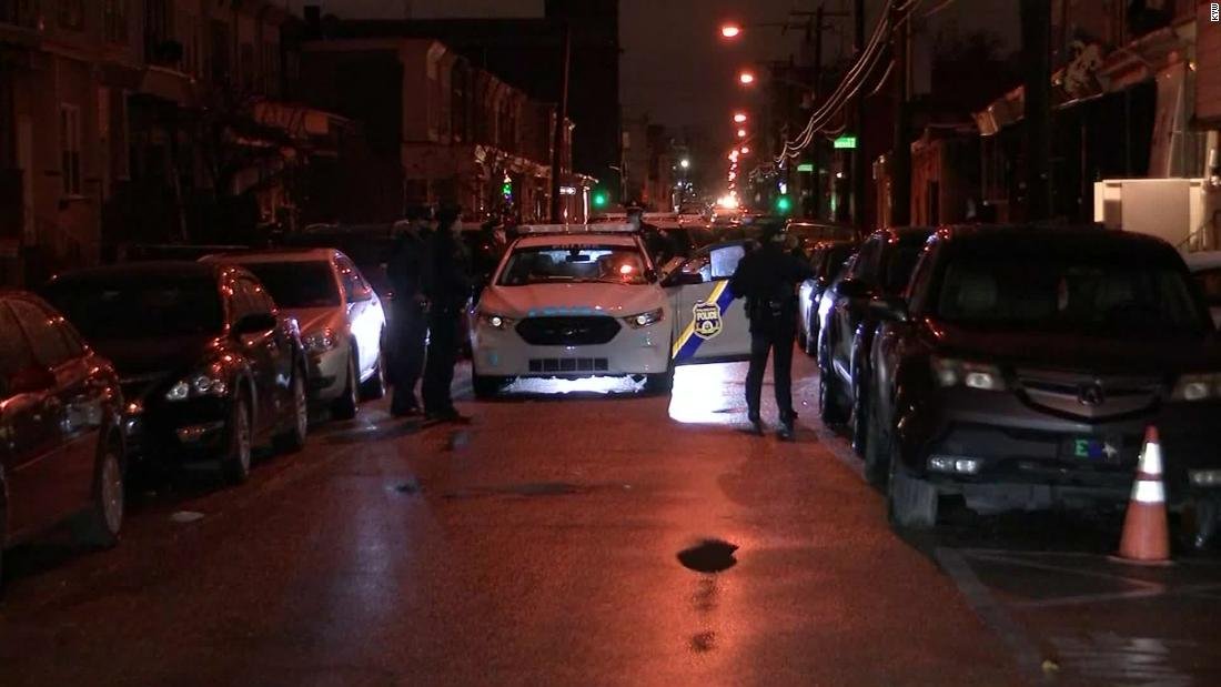 Policía de Filadelfia mata a hombre armado que abrió fuego contra adolescentes, matando a 1