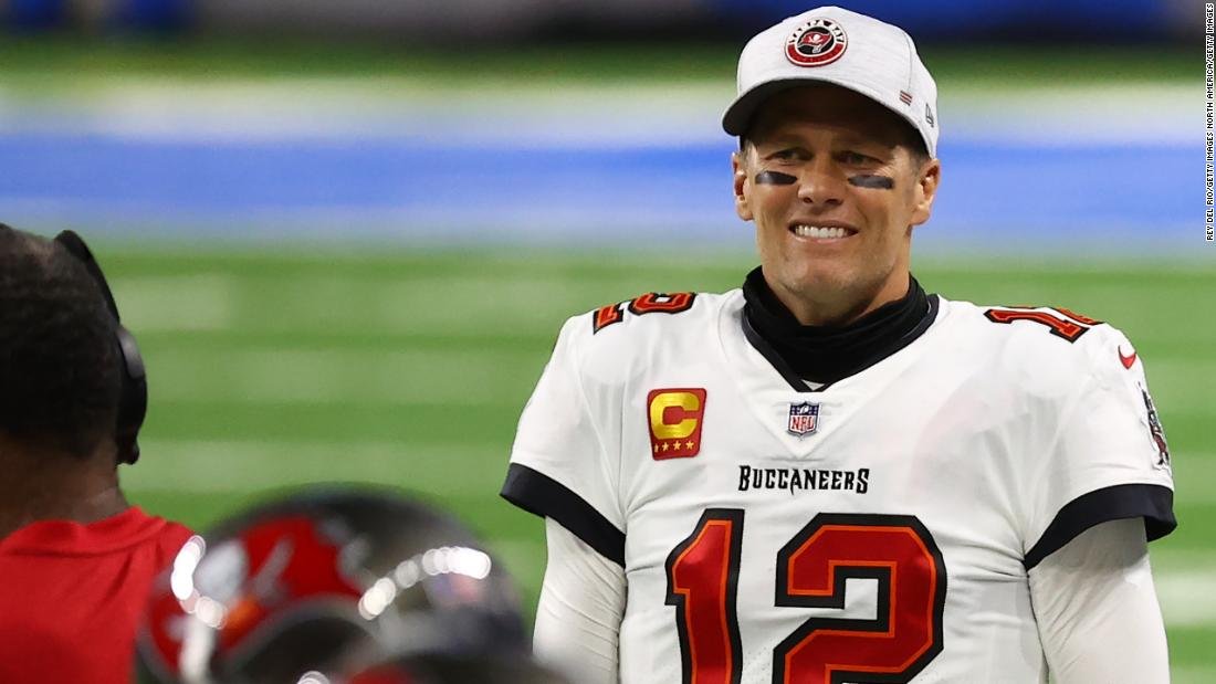 Tom Brady lleva a los Bucaneros a los playoffs con un desempeño récord