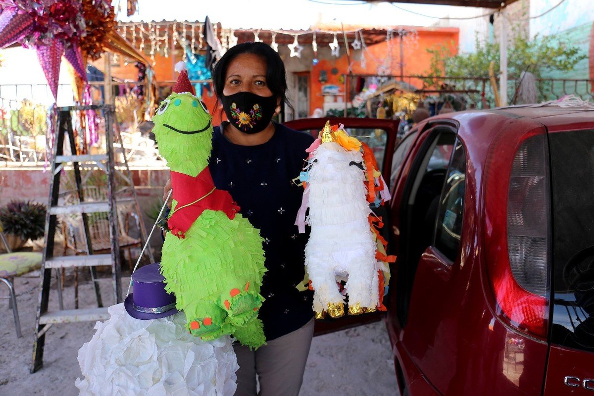 Gómez Palacio. Mujer enfrenta la pandemia con venta de piñatas